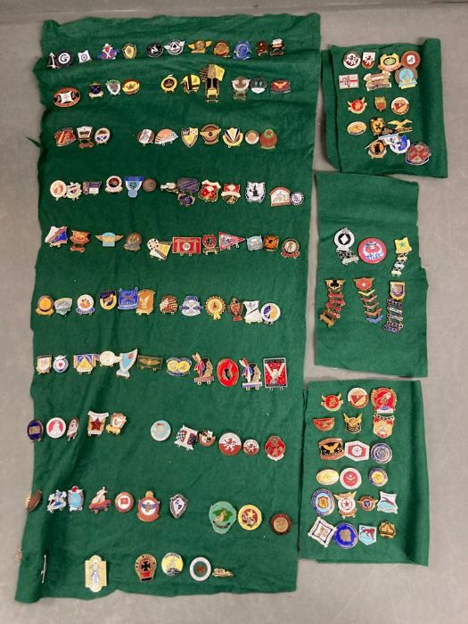 A collection of Speedway badges (Approximately 130 in total) to include Stamford Bridge 1930,