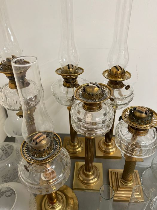 Six brass oil lamps with etched, clear and crimped shades (H54cm) - Image 3 of 3