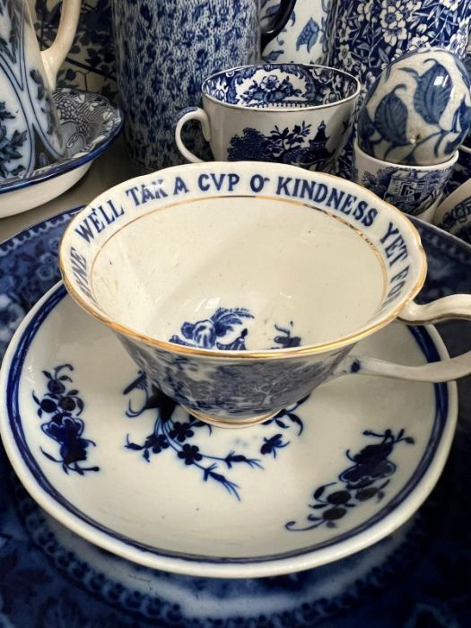 A mixed selection of blue and white china to include jugs and cups - Image 5 of 5