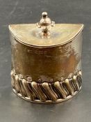 A small lidded silver pot with finial, hallmarked for Birmingham (Approximate total weight 77g)