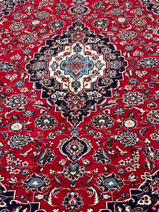 A Persian Keshaun red rug 370cm x 242cm - Image 6 of 6