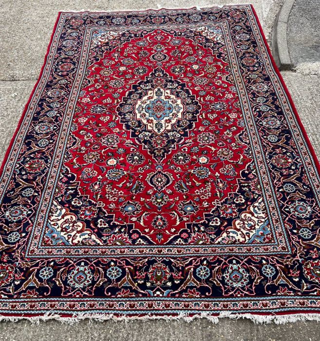 A Persian Keshaun red rug 370cm x 242cm - Image 5 of 6