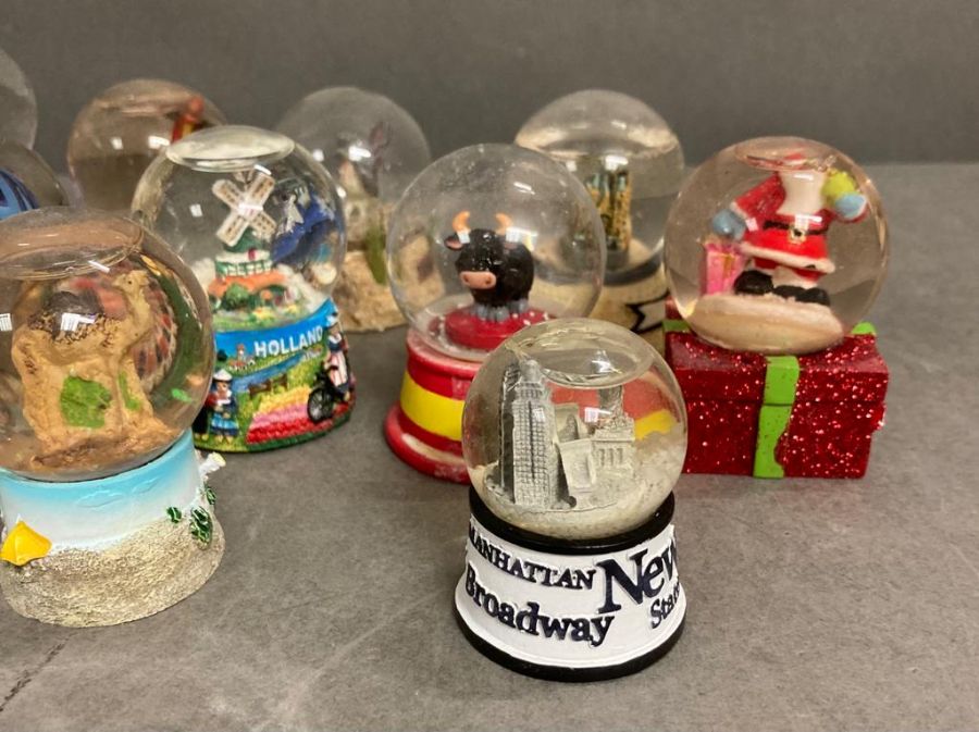 A boxed selection of snow globes - Image 6 of 7