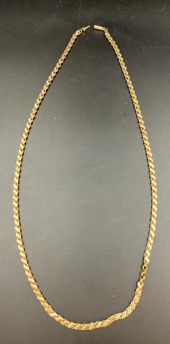 A substantial yellow gold necklace, marked 585 (30.5g)