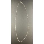 A delicate fine 14ct white gold necklace (2.4g)