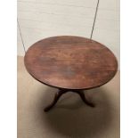 George III mahogany tilt top table on out splayed legs (H70cm Dia90cm)