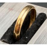 An 18ct yellow gold wedding band (2.8g) (Size N)