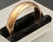 A 9ct gold wedding band (4.8g) (Size Q)