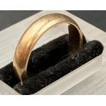 A 9ct gold wedding band (4.8g) (Size Q)