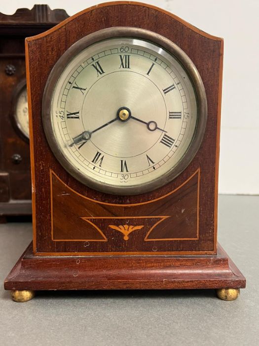An inlay mantle clock on bun feet and an oak case mantle clock - Image 2 of 3