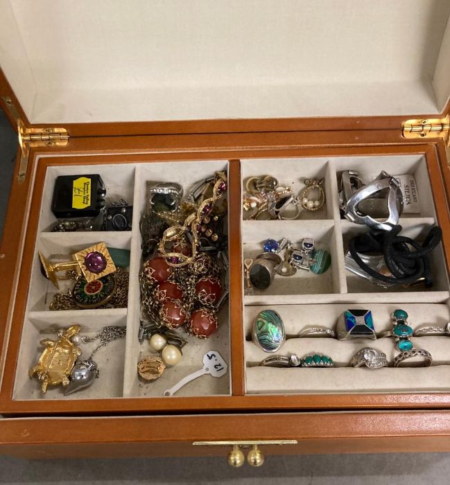 A wooden jewellery box with a selection of costume jewellery - Image 3 of 7