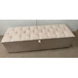 A button back blanket box (H40cm W141cm D44cm)