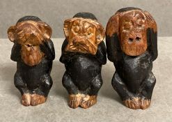 A trio of carved wooden chimpanzee, Hear no evil, see no evil, speak no evil (Approx 8.5cm)