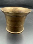 A brass shell case made into a vase (H8cm Dia11cm)