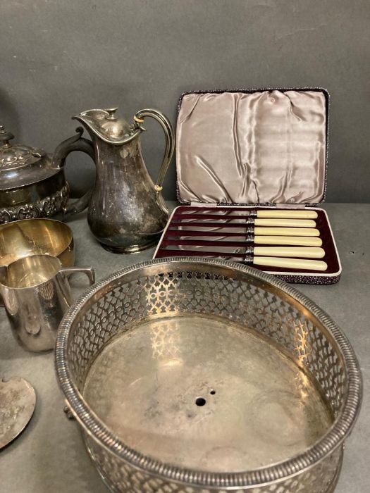 A selection of silver plate and white metal items to include tea and coffee pots - Image 4 of 5