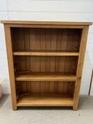 An open oak bookcase with adjustable shelves (H109cm W89cm D30cm)