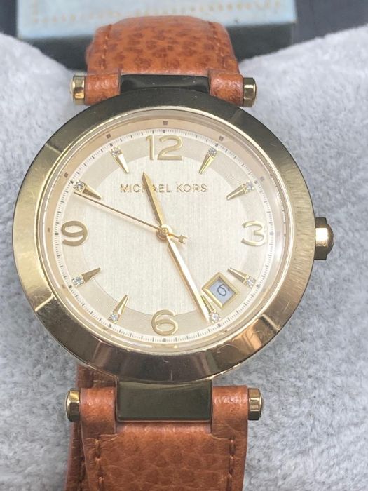 Michael Kors MK-2295 Ladies watch with double length tanned leather strap. - Image 3 of 4