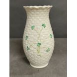 A Belleek Kylemore vase (H20cm)
