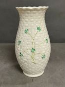 A Belleek Kylemore vase (H20cm)