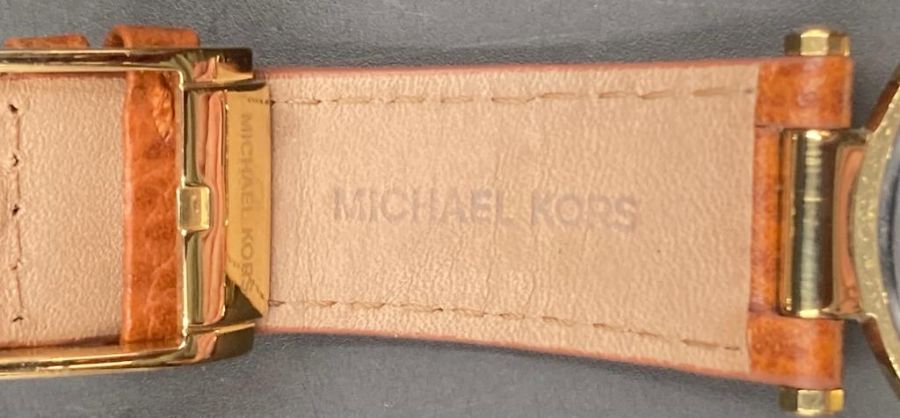 Michael Kors MK-2295 Ladies watch with double length tanned leather strap. - Image 2 of 4