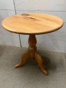 A pine pedestal table (H57cm Dia53cm)