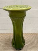 A jardinière stand decorated with green glaze and repeating pattern (H55cm)