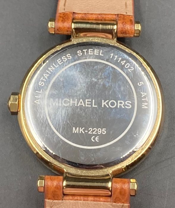 Michael Kors MK-2295 Ladies watch with double length tanned leather strap. - Image 4 of 4