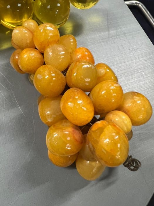 Decorative mix of glass grapes on a two handled chopping board - Bild 2 aus 6