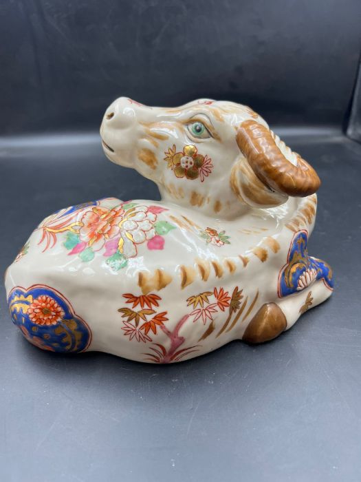 A decorative cow with makers stamp to base - Image 6 of 6