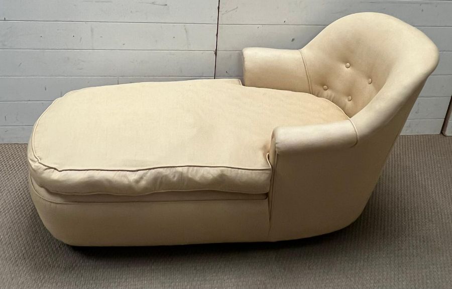 A day bed with button back and curved end (H74cm W140cm D72cm) - Bild 2 aus 4