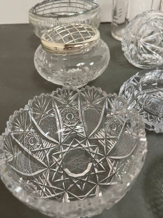 A selection of cut glass and engraved crystal glasses, along with bowls - Bild 2 aus 3