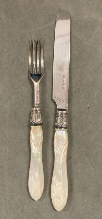 A boxed set, six place setting, mother of pearl and silver fruit knives and forks, hallmarked for - Bild 5 aus 5