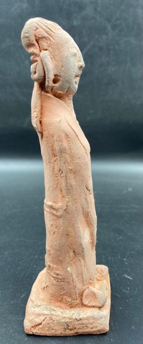 An antique Chinese terracotta figure - Image 2 of 6
