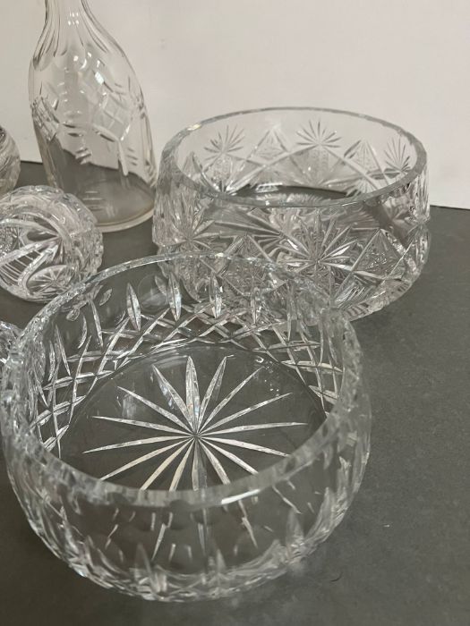 A selection of cut glass and engraved crystal glasses, along with bowls - Bild 3 aus 3