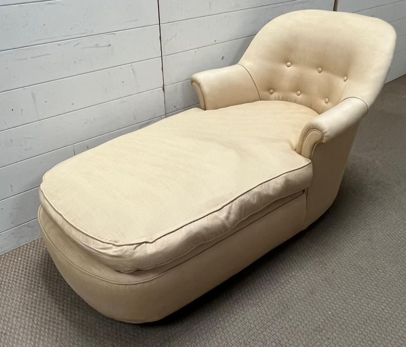 A day bed with button back and curved end (H74cm W140cm D72cm)