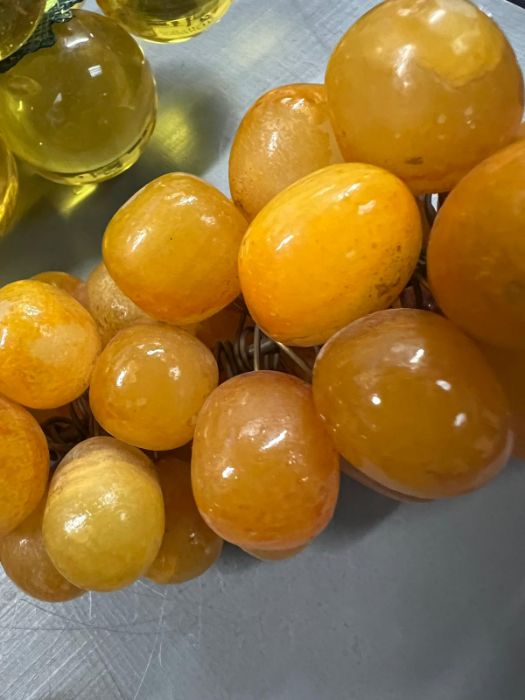 Decorative mix of glass grapes on a two handled chopping board - Bild 5 aus 6