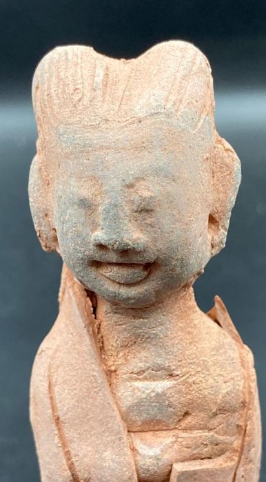 An antique Chinese terracotta figure - Image 6 of 6