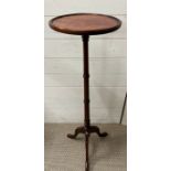 A mahogany lamp table on tripod legs (H102cm Dia29cm)