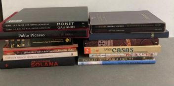 A selection of Art History books, mostly hardback and written in Spanis.