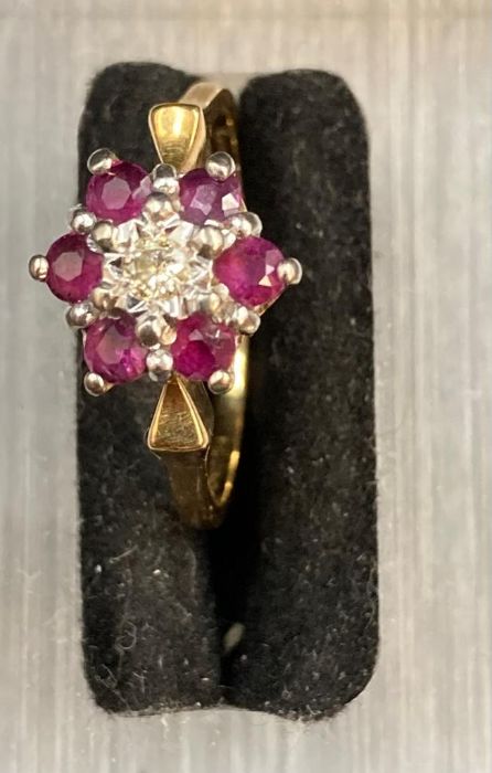 A ruby and diamond ring in a daisy style with central diamond surrounded by six rubies ( - Image 2 of 4