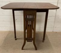 A late Victorian Sutherland table (H61cm W66cm D53cm)