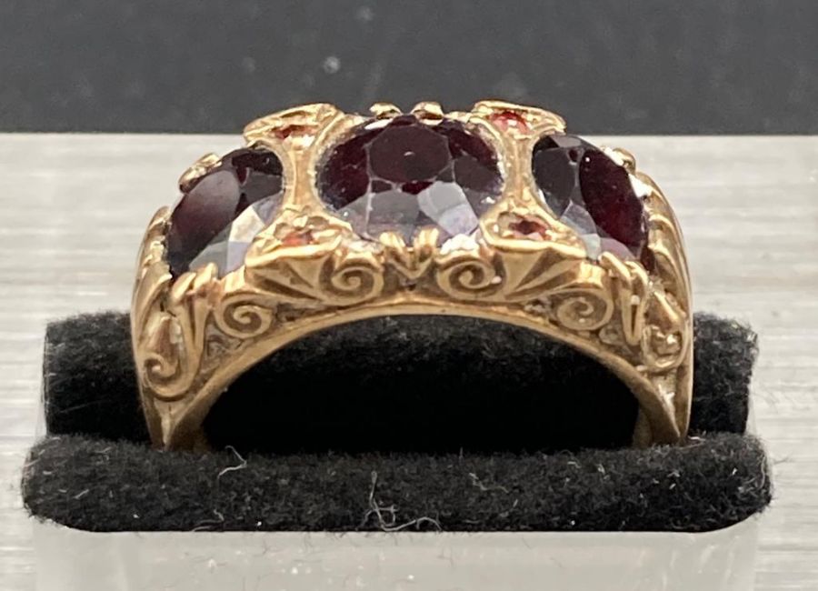 A 9ct gold three stone ring (Approximate weight 4.2g)