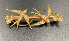 A 9ct gold and seed pearl broach of two swallows (Approximate weight 3g)