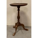 A light oak pedestal side table on tripod legs (H50cm Dia30cm)