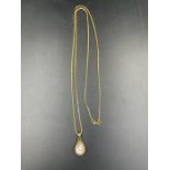 A 9ct gold necklace with pearl pendant (Approximate Total Weight 11.5g)