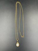 A 9ct gold necklace with pearl pendant (Approximate Total Weight 11.5g)