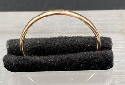 A gold wedding band (Approximate Total weight 1.1g)
