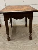 An oak side table on turned legs (H49cm Sq40cm)