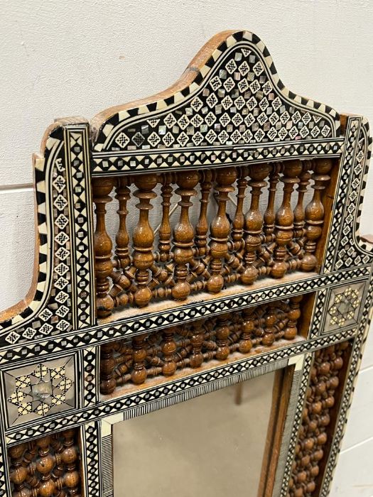 An inlaid mother of pearl Egyptian style wall mirror (41cm x 65cm) - Image 4 of 4
