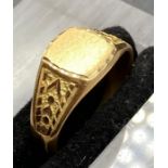 An 18ct gold signet ring (Approximate Total Weight 3.3g)